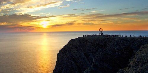 Así brilla el sol de medianoche en Noruega